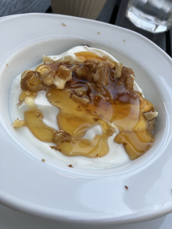 Grekisk ypghurt med honung o valnötter Costas