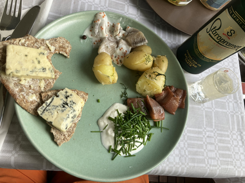 Knäckebröd m ädelost sill potatis öl nubbe