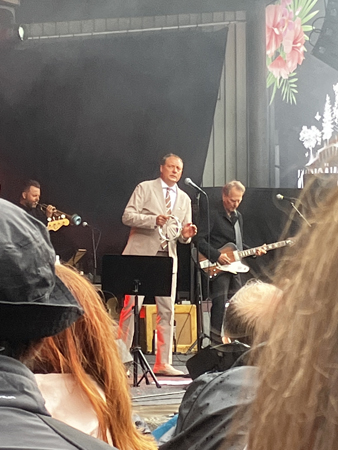 Magnus Carlsson o Weeping Willows på scenen i Parksnäckan
