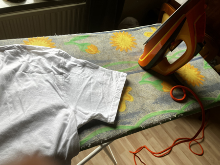 Strykning av vit tshirt