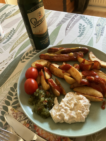 Kalkonkorv klyftpotatis räksallad tomater bostongurka Staropramen