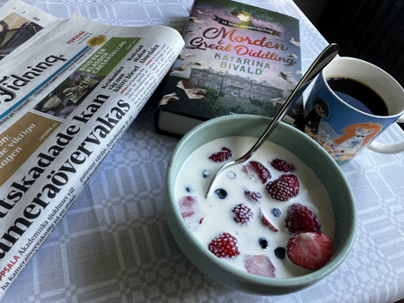 Kvällskaffe m jordgubbar o mjölk m lite grädde i UNT o Morden i Great Diddling