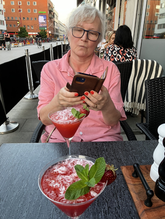 Anna mobilen och jordgubbsdrinkar på K oT