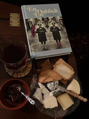 Ostassiett vin och boken Ett dubbelt liv