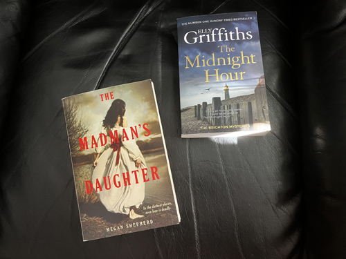 Böckerna The Madman's daughter och The Midnight Hour