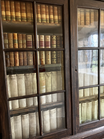 Bokskåp med litteratur Linnés hus 19 juli 22