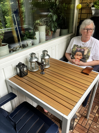 Anna vid vårt nya balkongbord