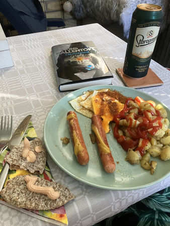 Balkongmiddag stekt potatis ägg korv öl knäckemackor o boken Grissly