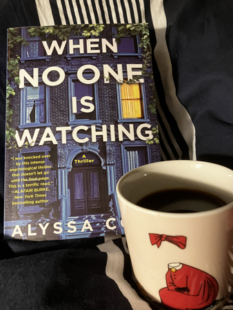 Boken When no one is watching och kaffe i Ninnimugg