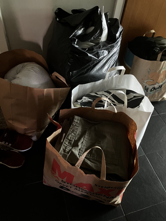 En plastsäck och fyra kassar textil till återvinningen