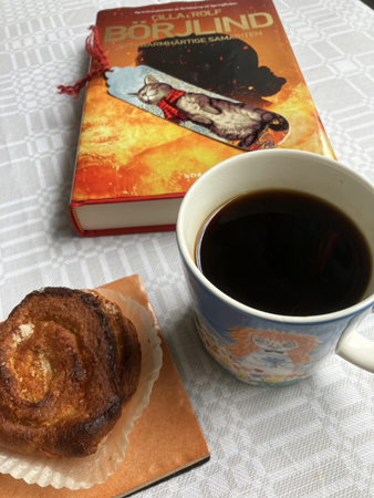 Kaffe bulle och boken Den barmhärtige samariten