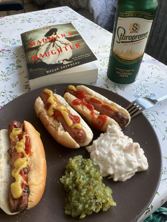 Kalkonkorv öl och bok