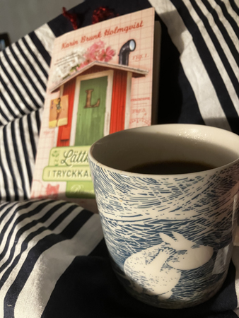 Mumin i blåsväder på muggen och boken Lättklätt i tryckkammaren Mumin i blåsväder på muggen och boken Lättklätt i tryckkammaren