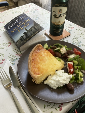 Ostpaj sallad tzatziki öl och The Midnight hour