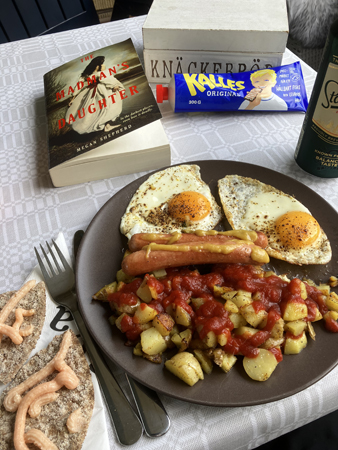 Stekt potatis ägg och kalkonkorv knäcke kaviar Staropramen