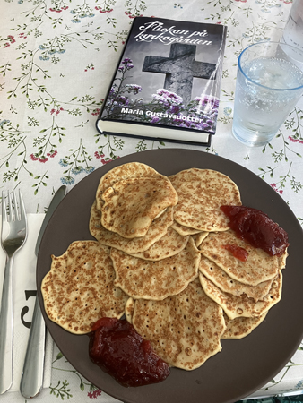 Plättar till lunch o boken Flickan på kyrkogården på balkongen