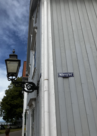 Blått hus med lykta på Målaregränd