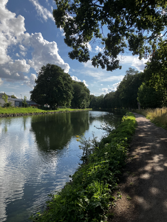 Promenad tillbaka på andra sidan kanalen