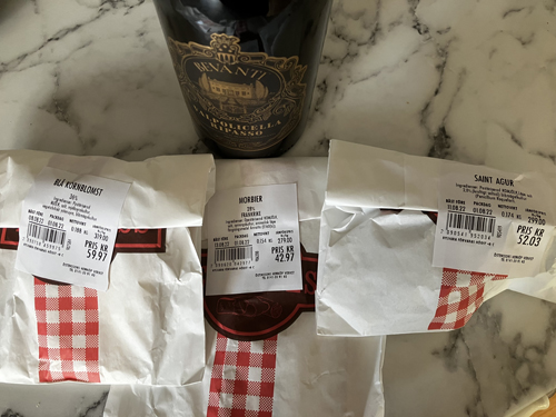 Vinflaska o tre ostar Blå kornblomst Morbier Saint Agur