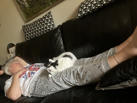 Anna och Citrus sover på soffan