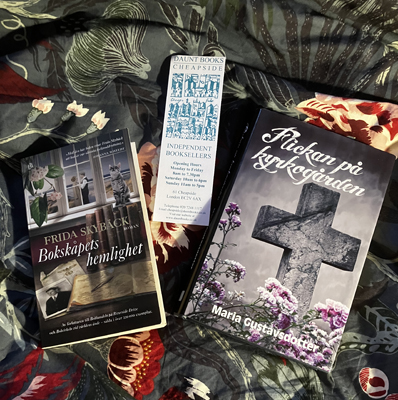 Böckerna Bokskåpets hemlighet och Flickan på kyrkogården