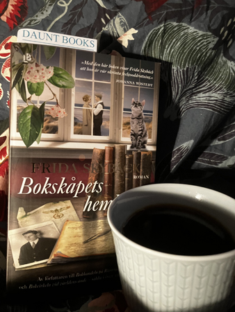 Bokskåpets hemlighet o kaffe på sängen