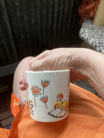 En annan sida av Muminmuggen med Snusmumriken