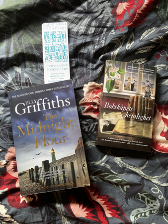 Böckerna The Midnight hour och Bokskåpets hemlighet