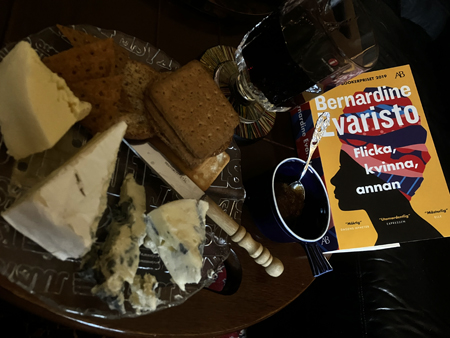 Ost kex vin och boken Flicka kvinna annat