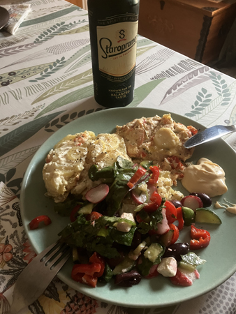 Ostgratinerad kycklingfilé potatisgratäng grönsaker öl