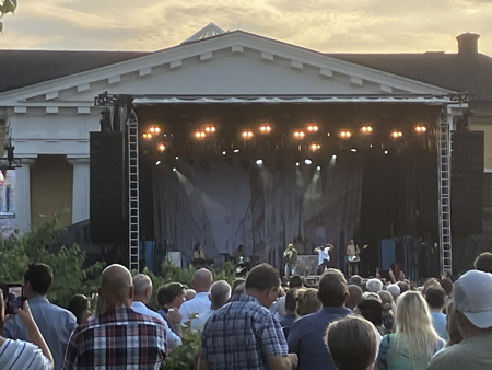 Petter på scenen i Linneanum Barockträdgården
