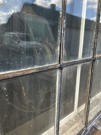 Smutsigt fönster in till företag