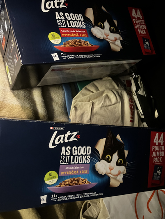 Två stora lådor kattmat