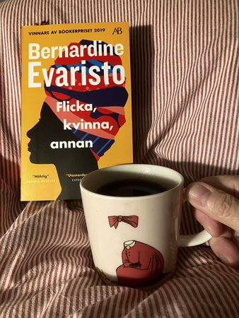 Boken Flicka kvinna annat och kaffe på sängen