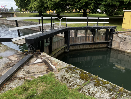 Kanalen vid bron i stan