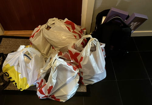 Fem kassar och en ryggsäck