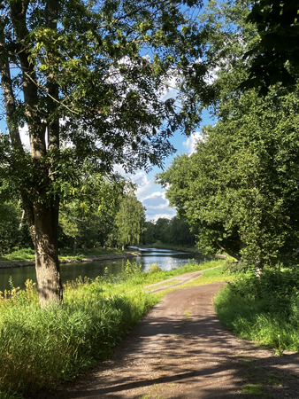 Promenadväg längs kanalen