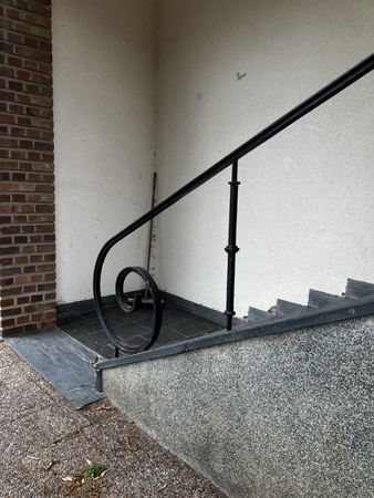 Trappa med smidesräcke