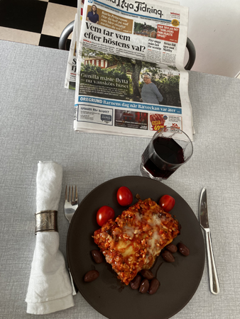 Kycklinglasagne vin och gamla tidningar
