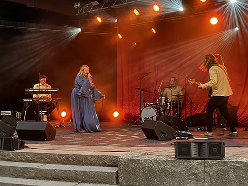 Sarah Klang och bandet på scenen i Parksnäckan