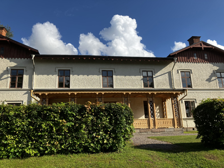 Häftigt hus vid kanalen