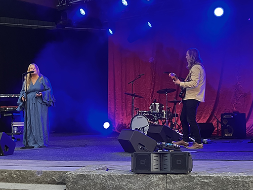 Sarah Klang och gitarristen på scenen