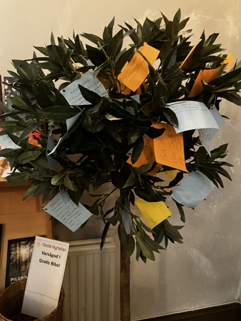 Träd med postitlappar i Motala kyrka