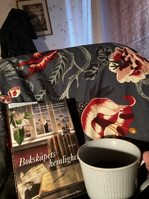 Läsning och kaffe på sängen