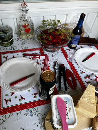 Uppdukat för kräftskiva på balkongen