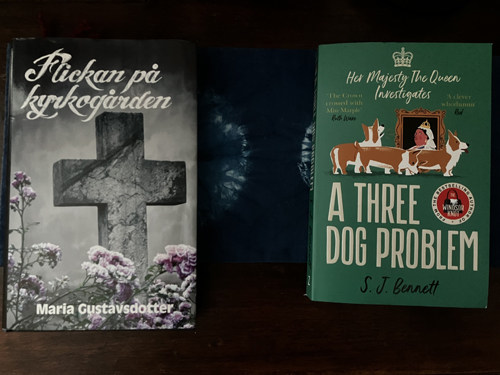 Böckerna Flickan på kyrkogården och A three dog problem