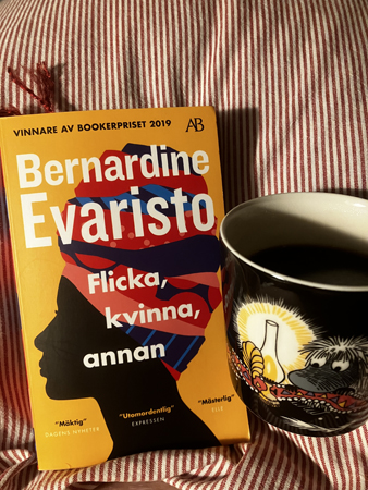 Boken Flicka kvinna annan och kaffe på sängen
