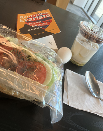 Lättlunch med boken Flicka kvinna annan