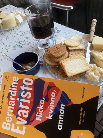 Ost kex vin och boken Flicka kvinna annan