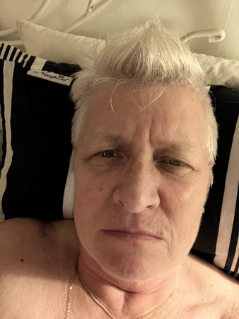 Sur selfie i sängen